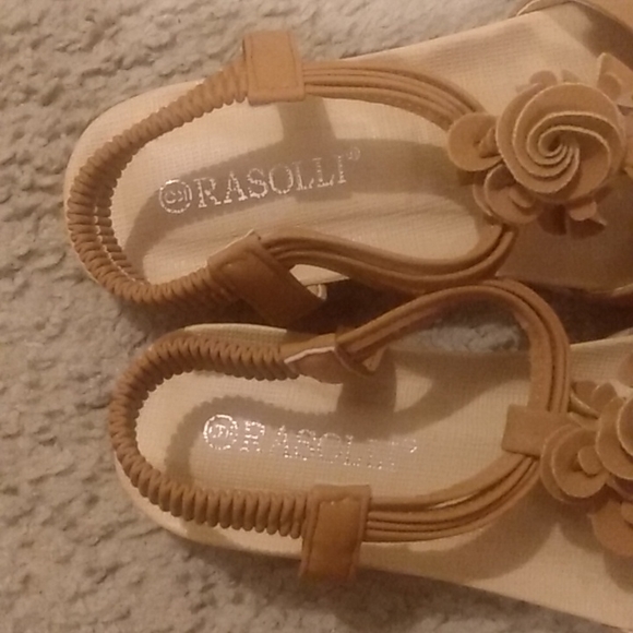 Rasolli Ladies size 9 Tan rose🌹 sandles New! No tags/Suede like material. - Picture 3 of 6